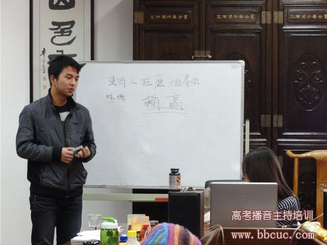 张云钦在课堂上即兴评述